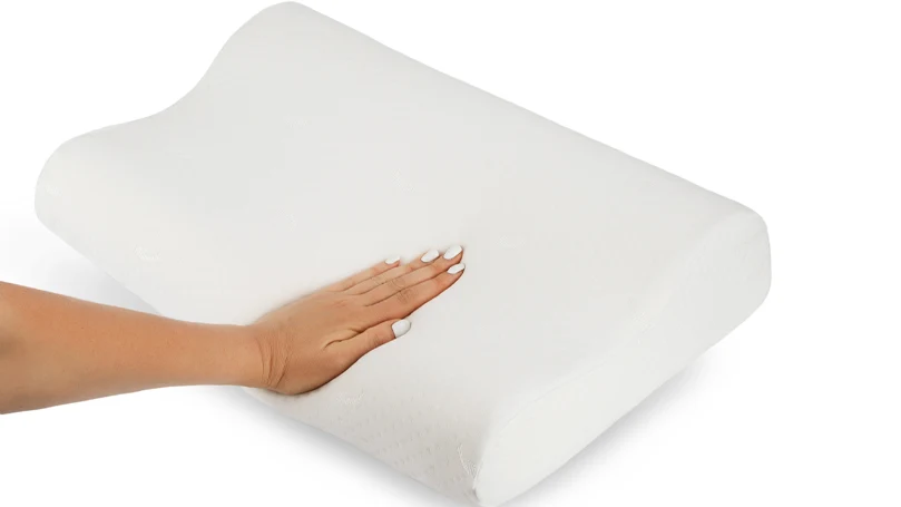 en bild av en kvinnas hand som trycker på en kudde av memory foam