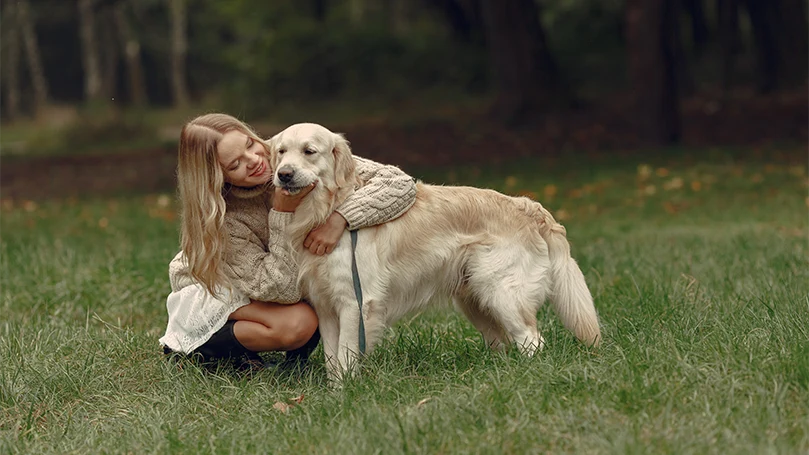 en bild av en kvinna som kramar en hund