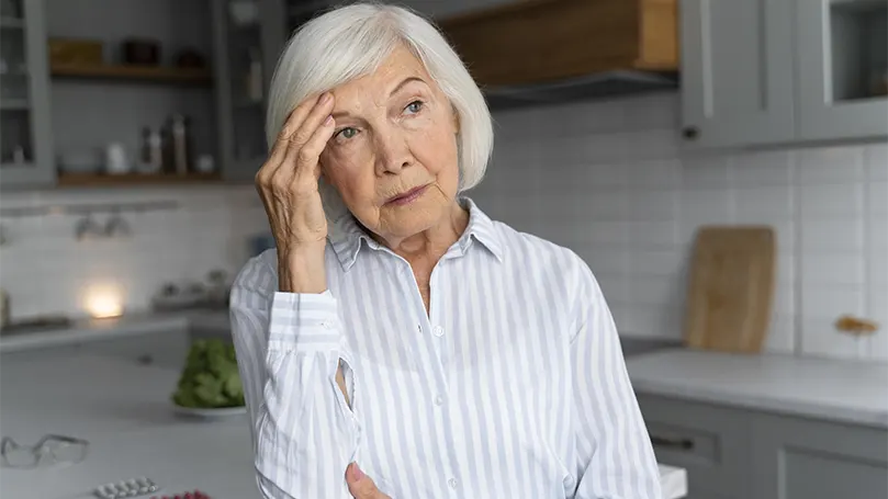 En bild av en äldre kvinna som lider av Alzheimers sjukdom.