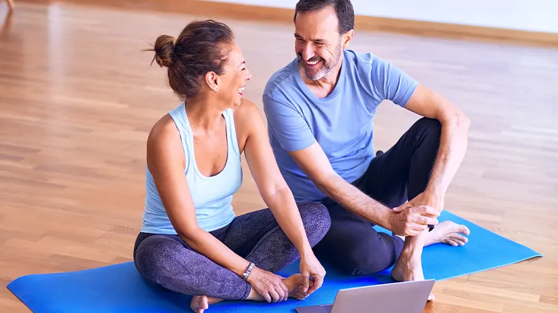 En bild av två personer som vilar på en yogamatta efter att ha tränat och varit aktiva