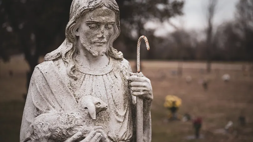 En bild av en pastorstaty och religiös figur