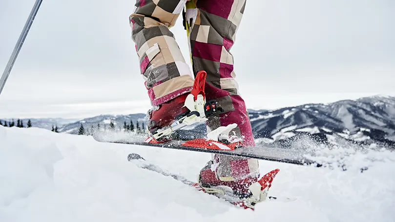 En bild på en persons ben på skidor.