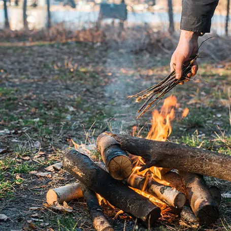 En eld som brinner utomhus i skogen